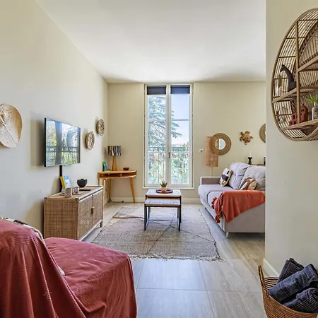 Quiet And Luxurious - Center *