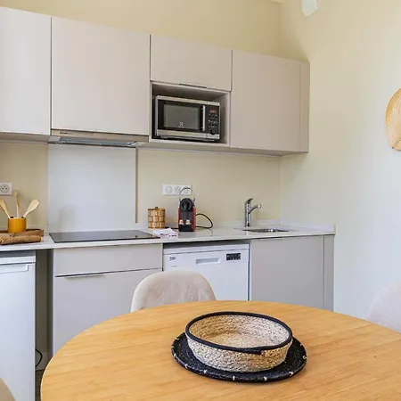 Quiet And Luxurious - Center *