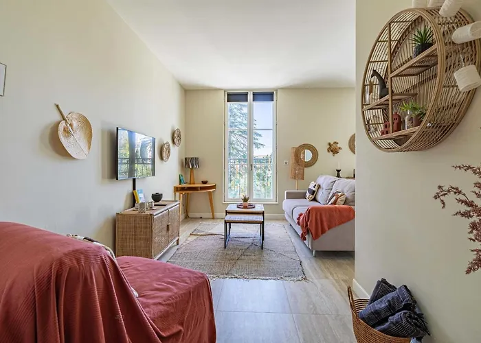 Quiet And Luxurious - Center *
