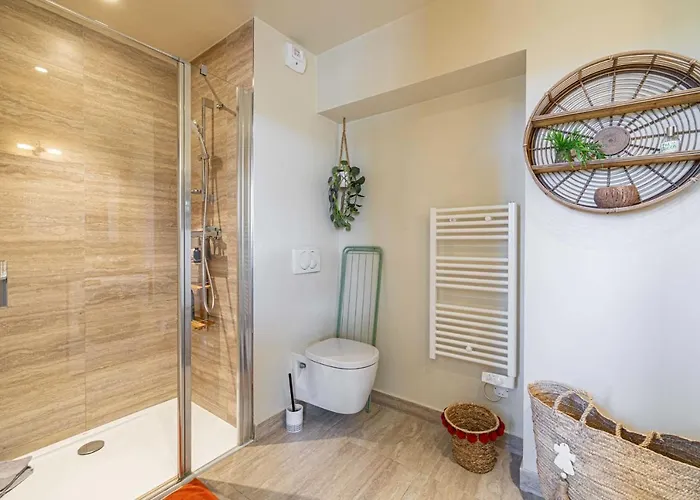 Quiet And Luxurious - Center
