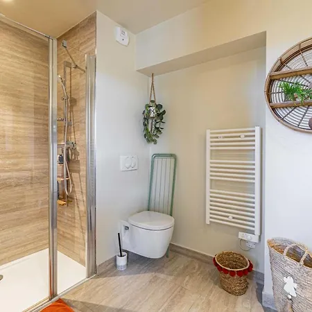 Quiet And Luxurious - Center